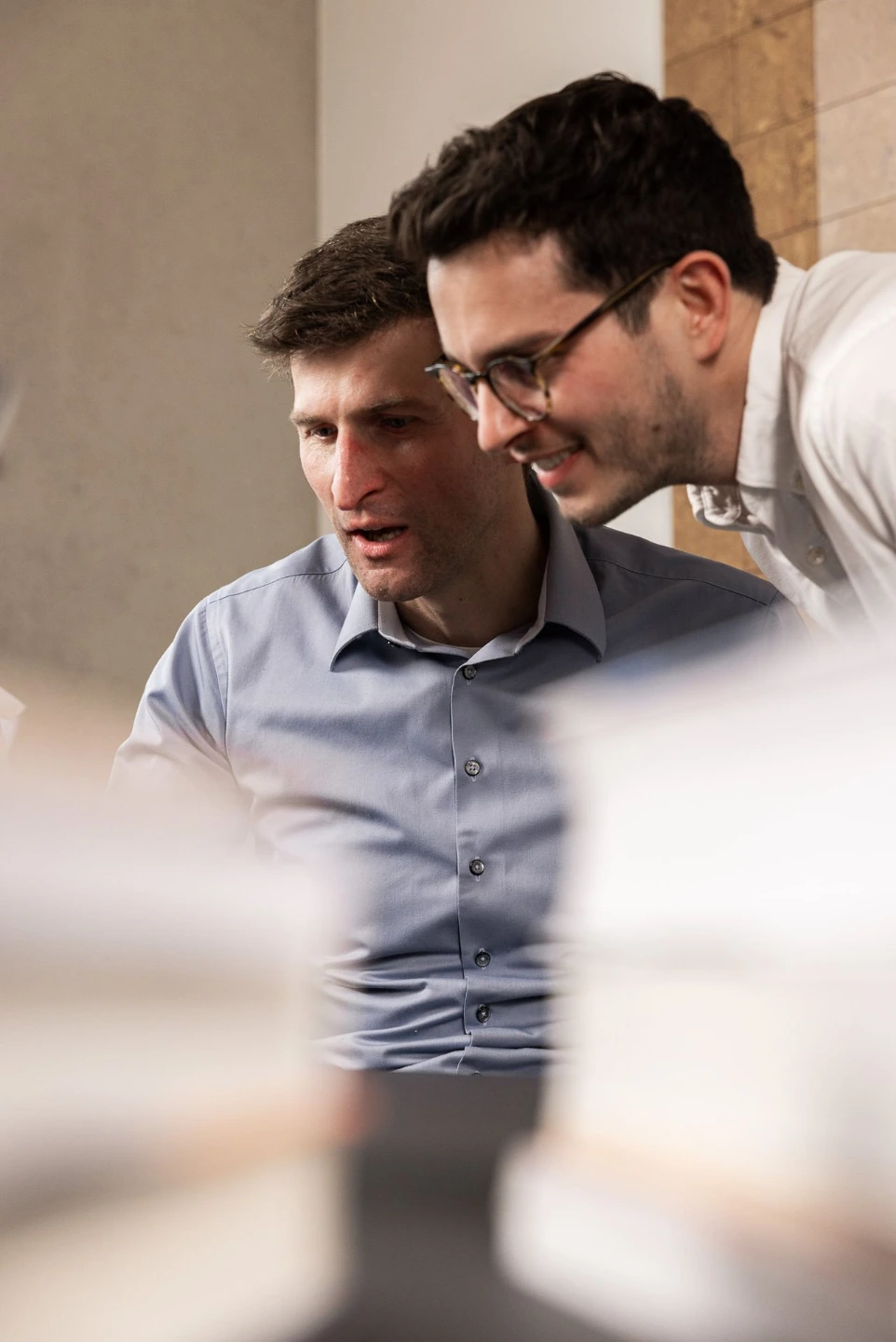 Zwei Personen vertieft in Unterlagen